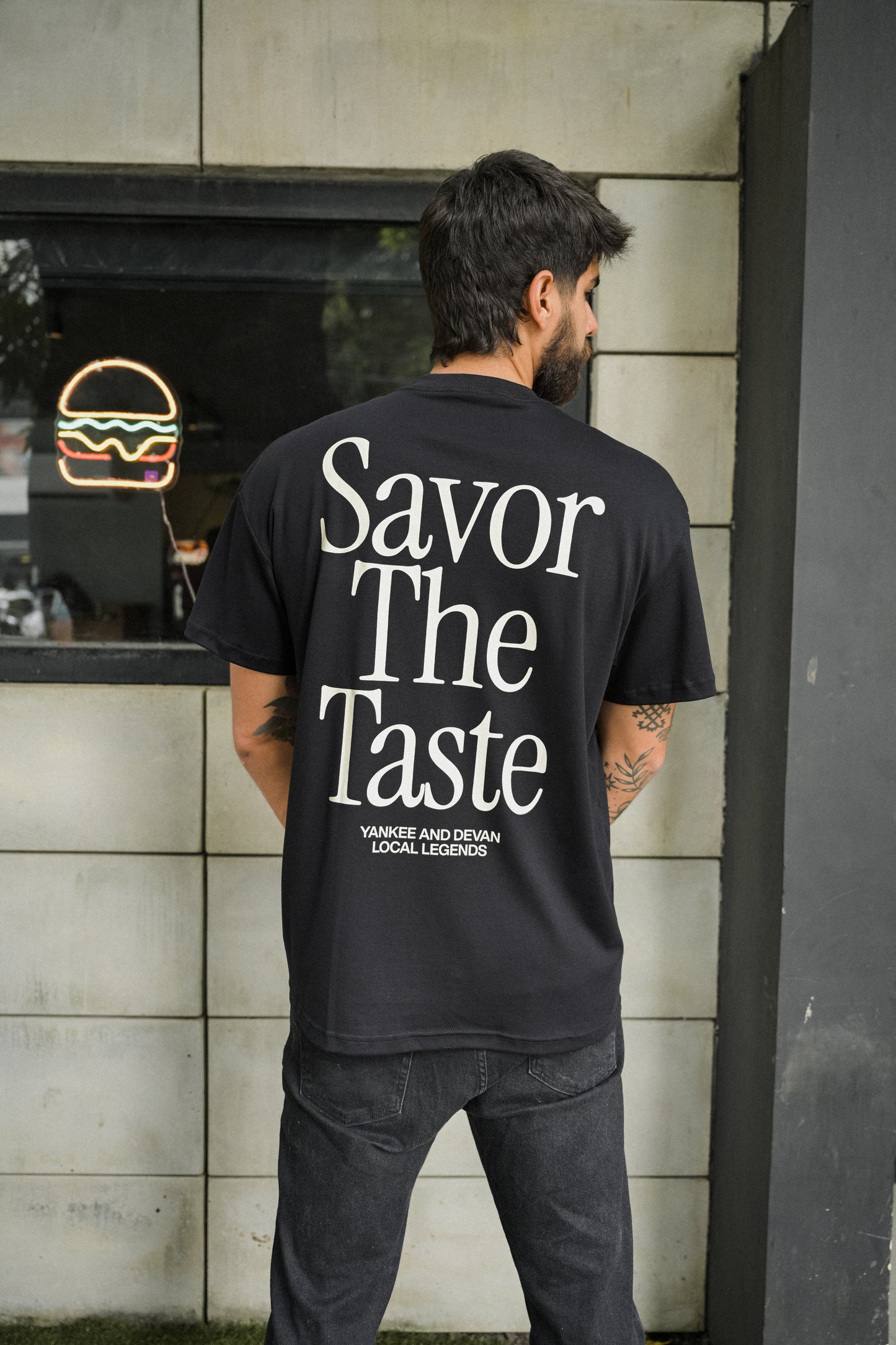 Camiseta Over Savor the Taste - Preta