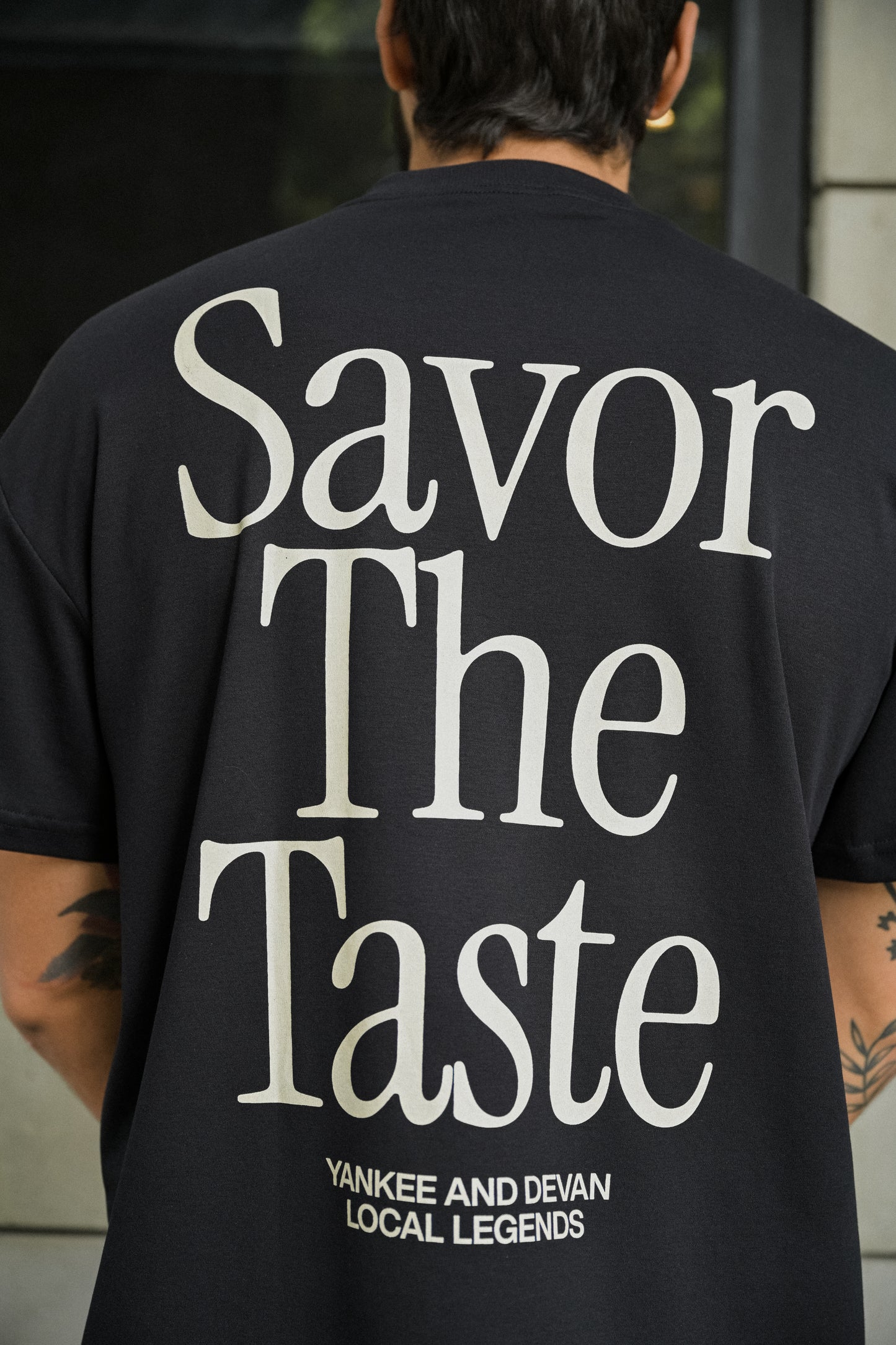 Camiseta Over Savor the Taste - Preta