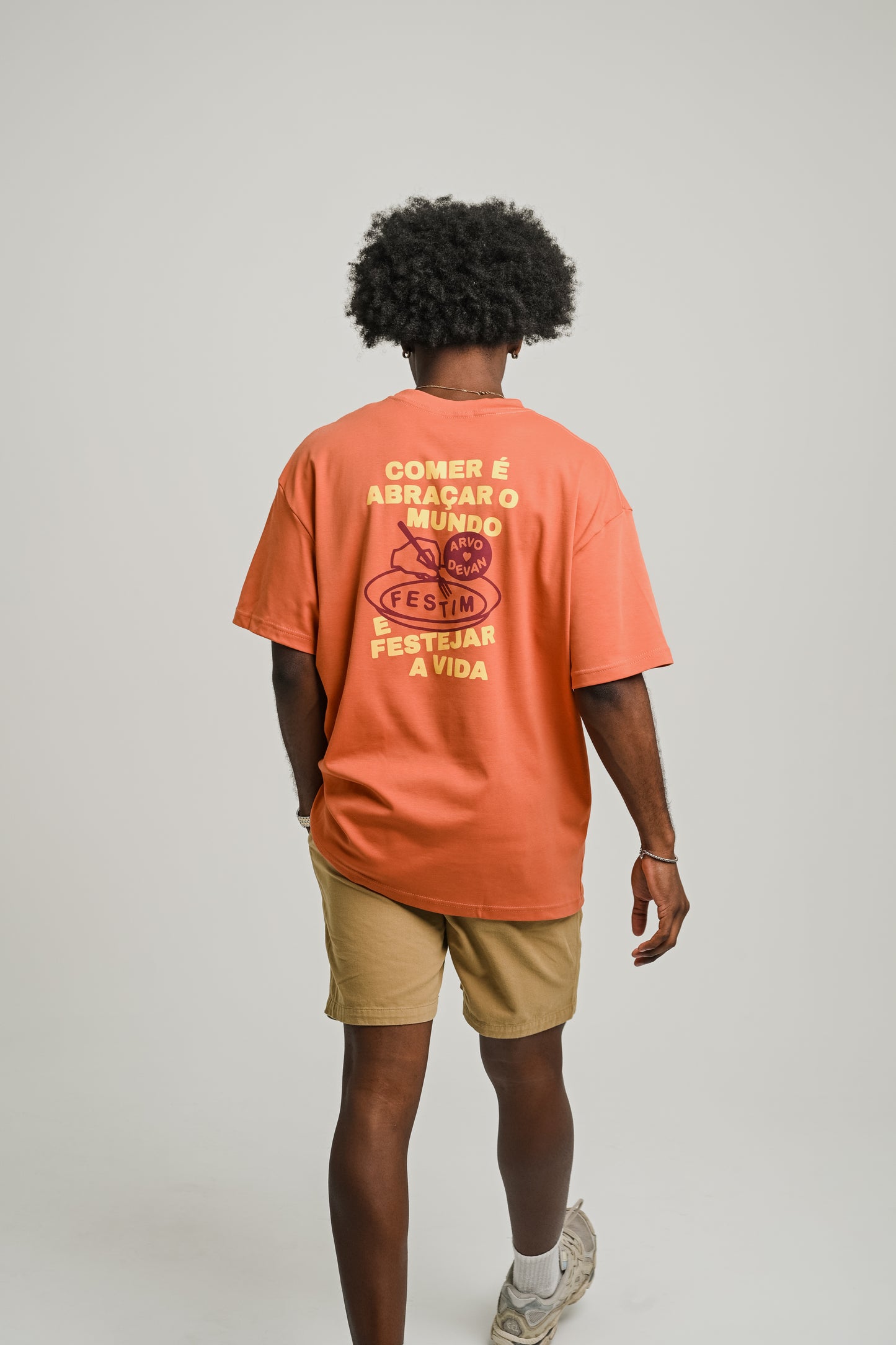 Camiseta Over Comer é Abraçar o Mundo