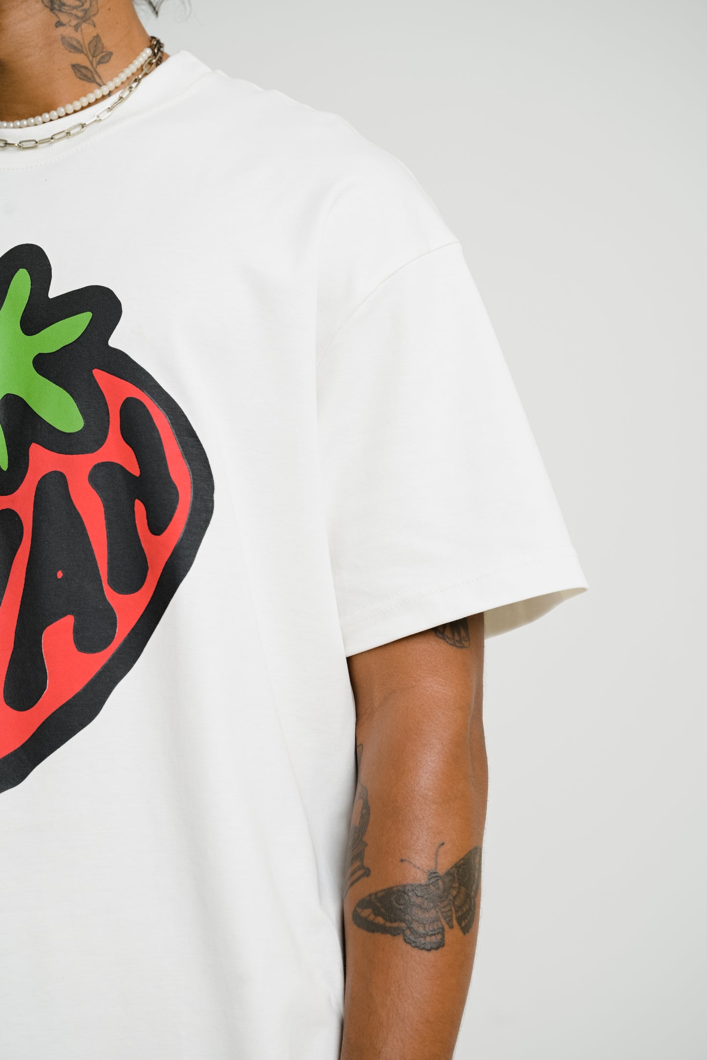 Camiseta Over Morango - Off White