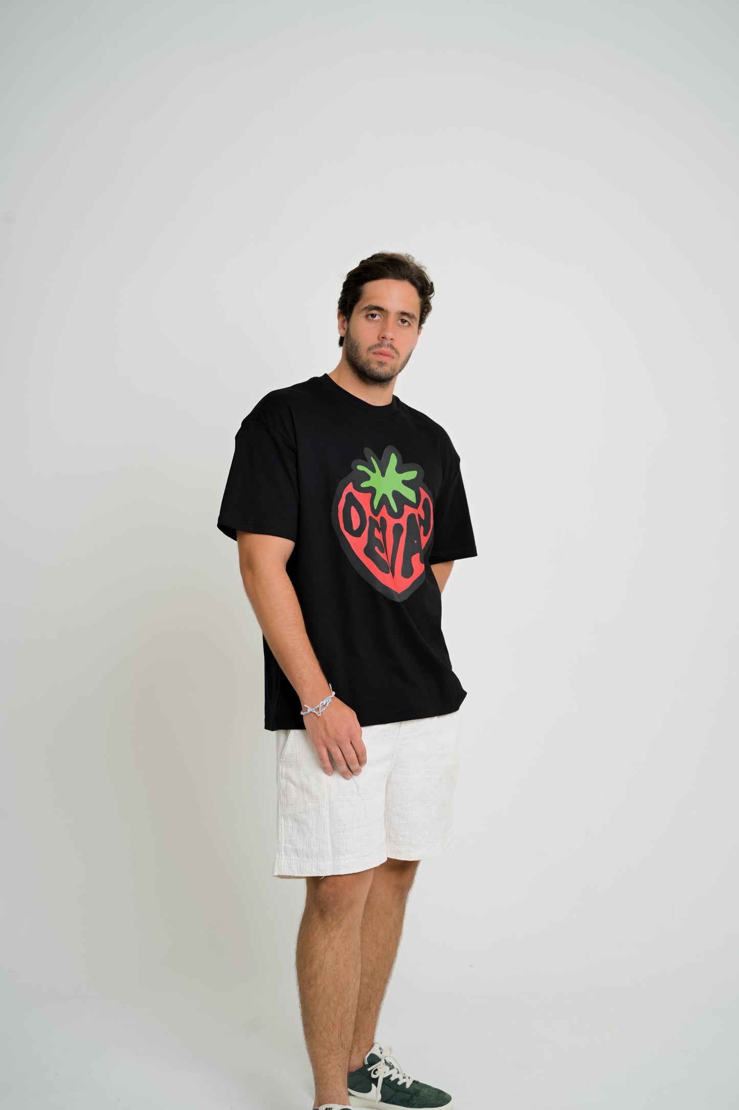 Camiseta Over Morango - Preta