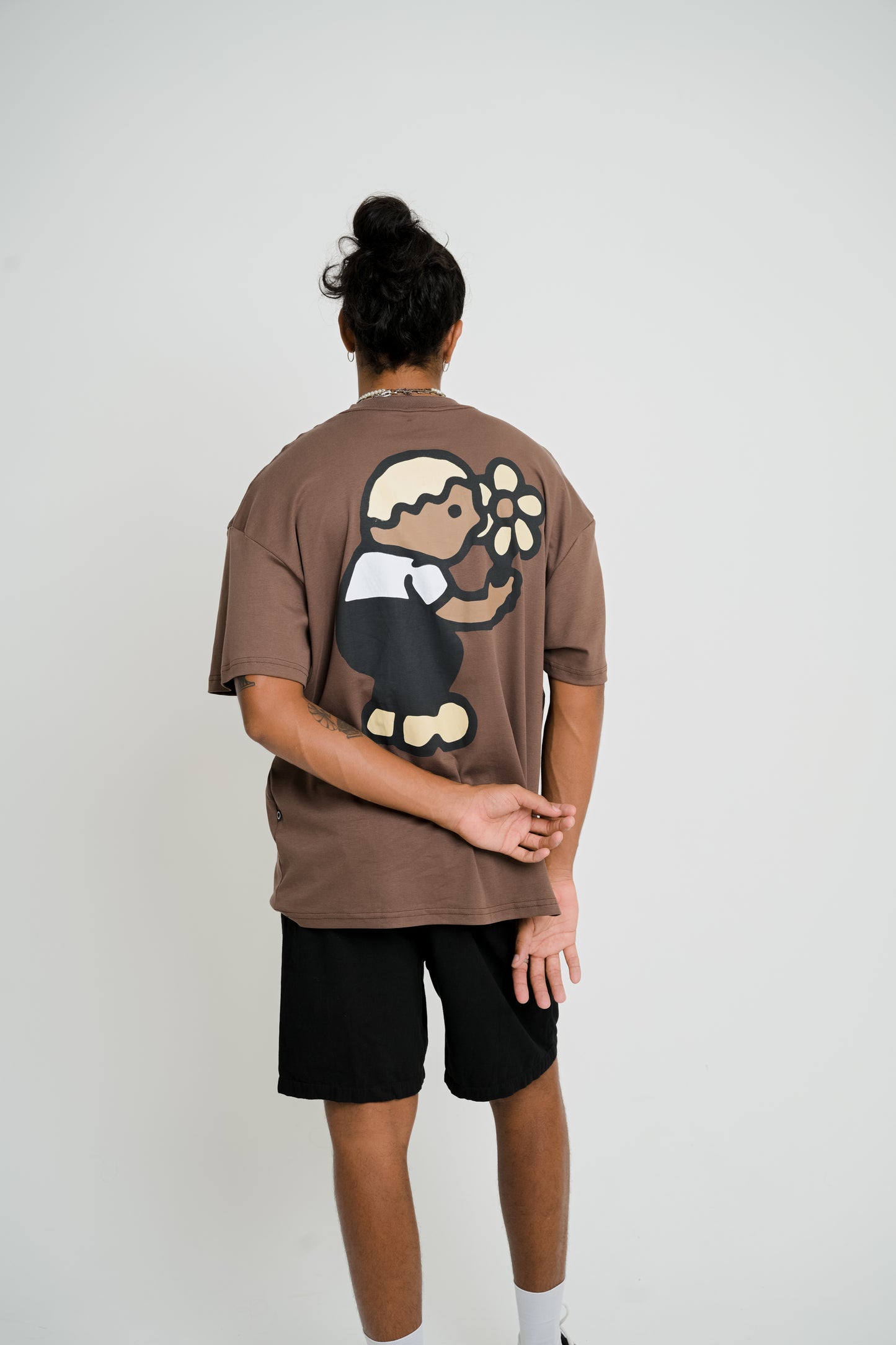 Camiseta Over Garotinho - Marrom
