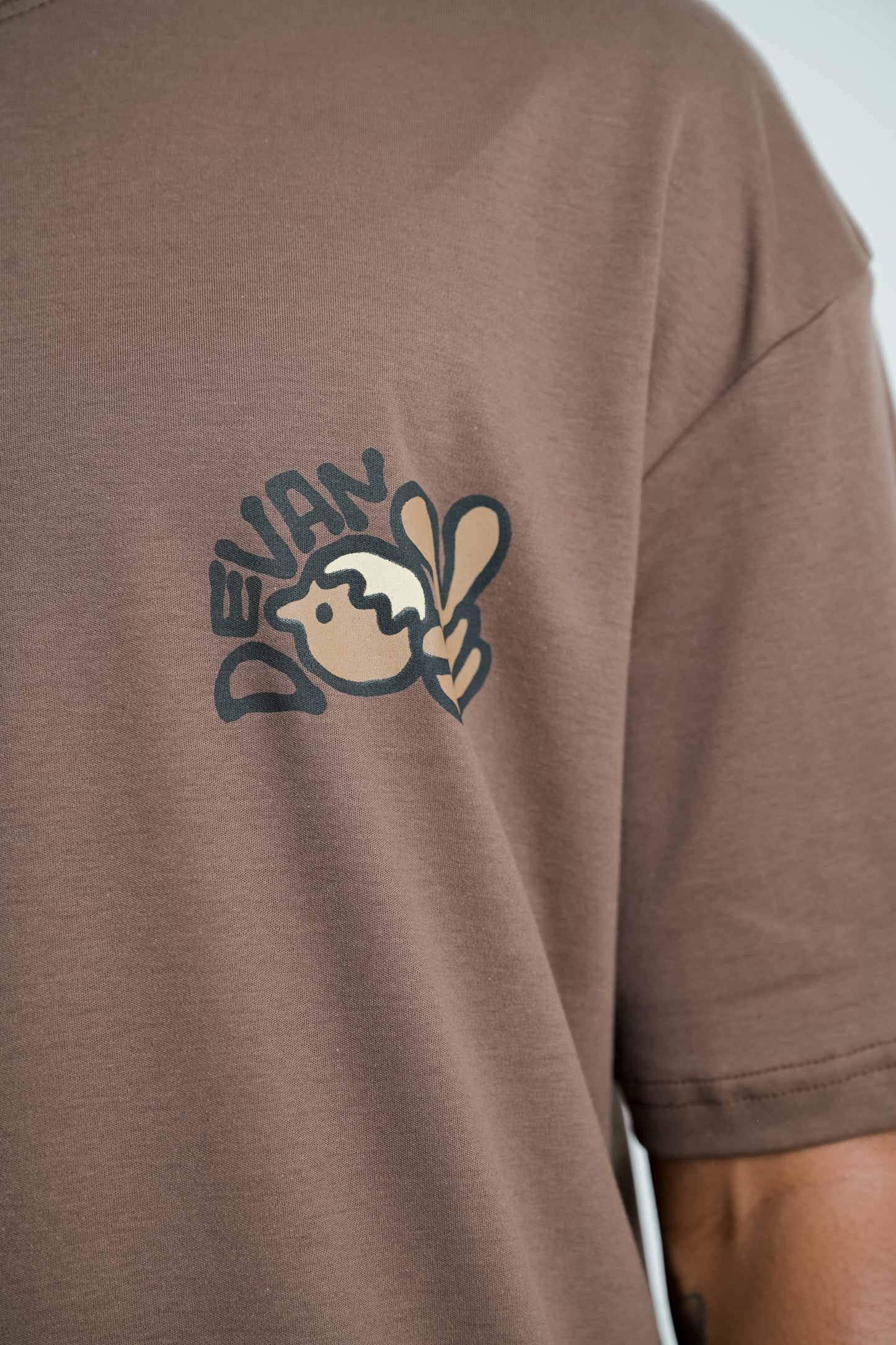 Camiseta Over Garotinho - Marrom