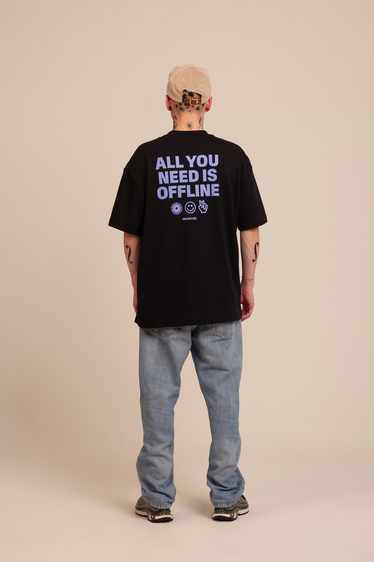 Camiseta Over All You Need Is Offline - Preta