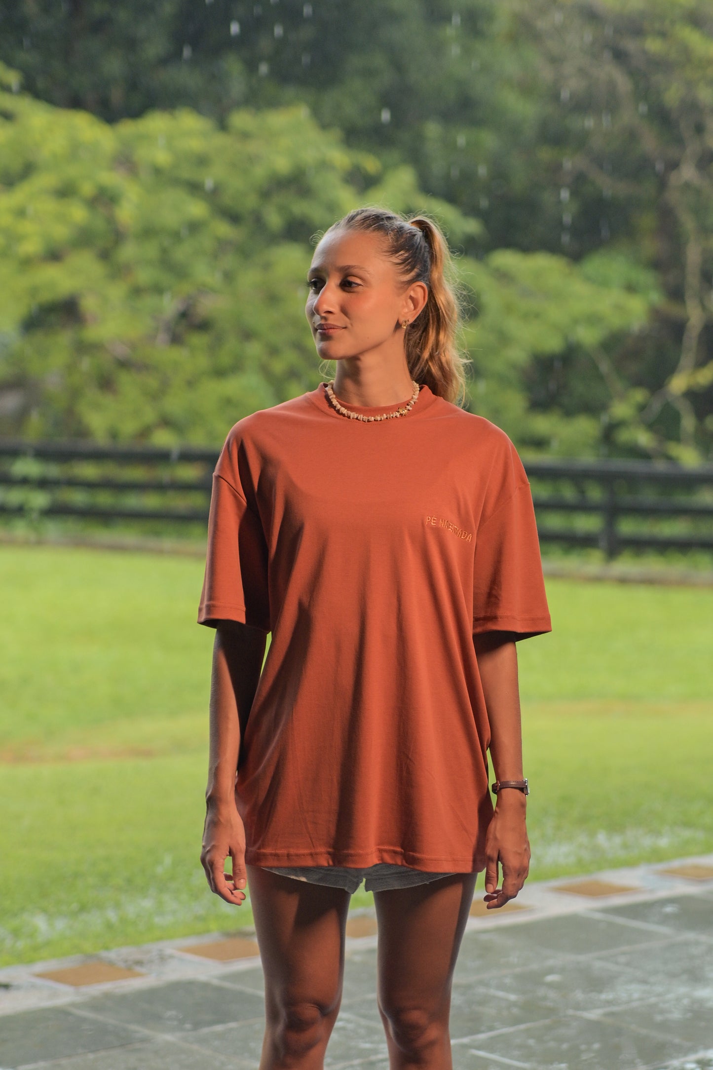 Camiseta Over Pé na Estrada