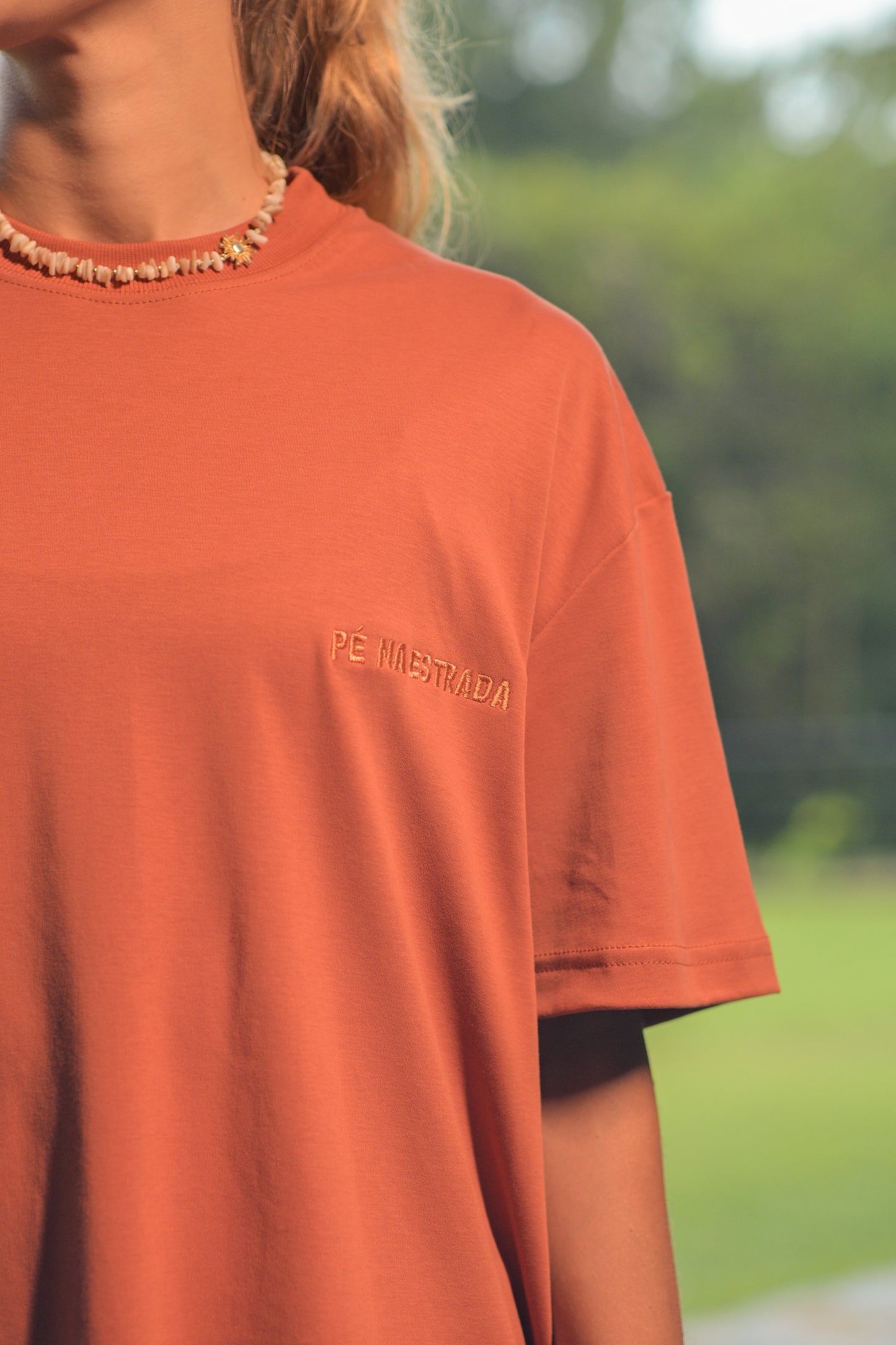 Camiseta Over Pé na Estrada