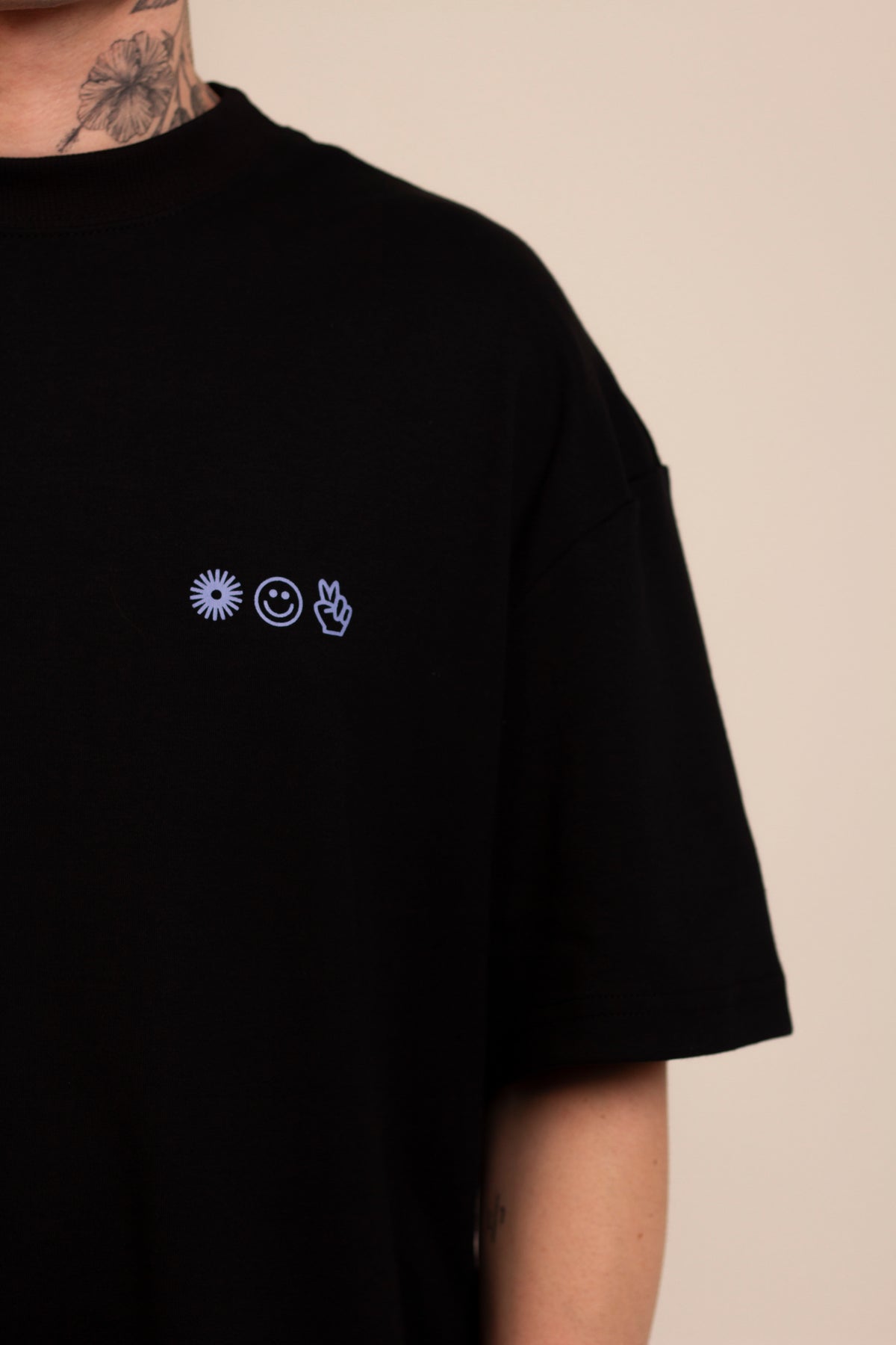 Camiseta Over All You Need Is Offline - Preta